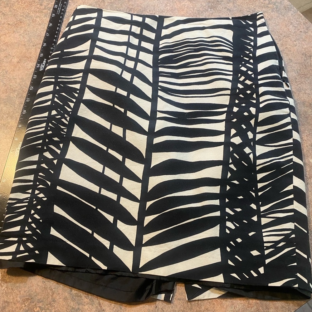 The Limited Black and White Zebra Stripe Patterned Pencil Skirt Size 4